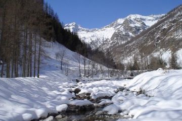 Inizio della pista Nera: l'attraversamento del torrente Egua. Sullo sfondo: il vallone verso l'alpe Le Coste, con il Pizzo Montevecchio. (Ft. di Claudio Trova)