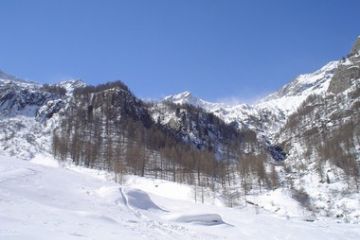 Giunti nella parte più alta della pista Nera, così appare verso SW la catena spartiacque  tra la Cima del Tiglio (verso sinistra) ed il colle del Termo (verso destra). (Ft. di Claudio Trova)