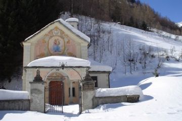 La Madonna della Neve o del Gabbio, ai lati della pista Blu. La chiesetta risale alla seconda metà del 1700. (Ft. di Claudio Trova)